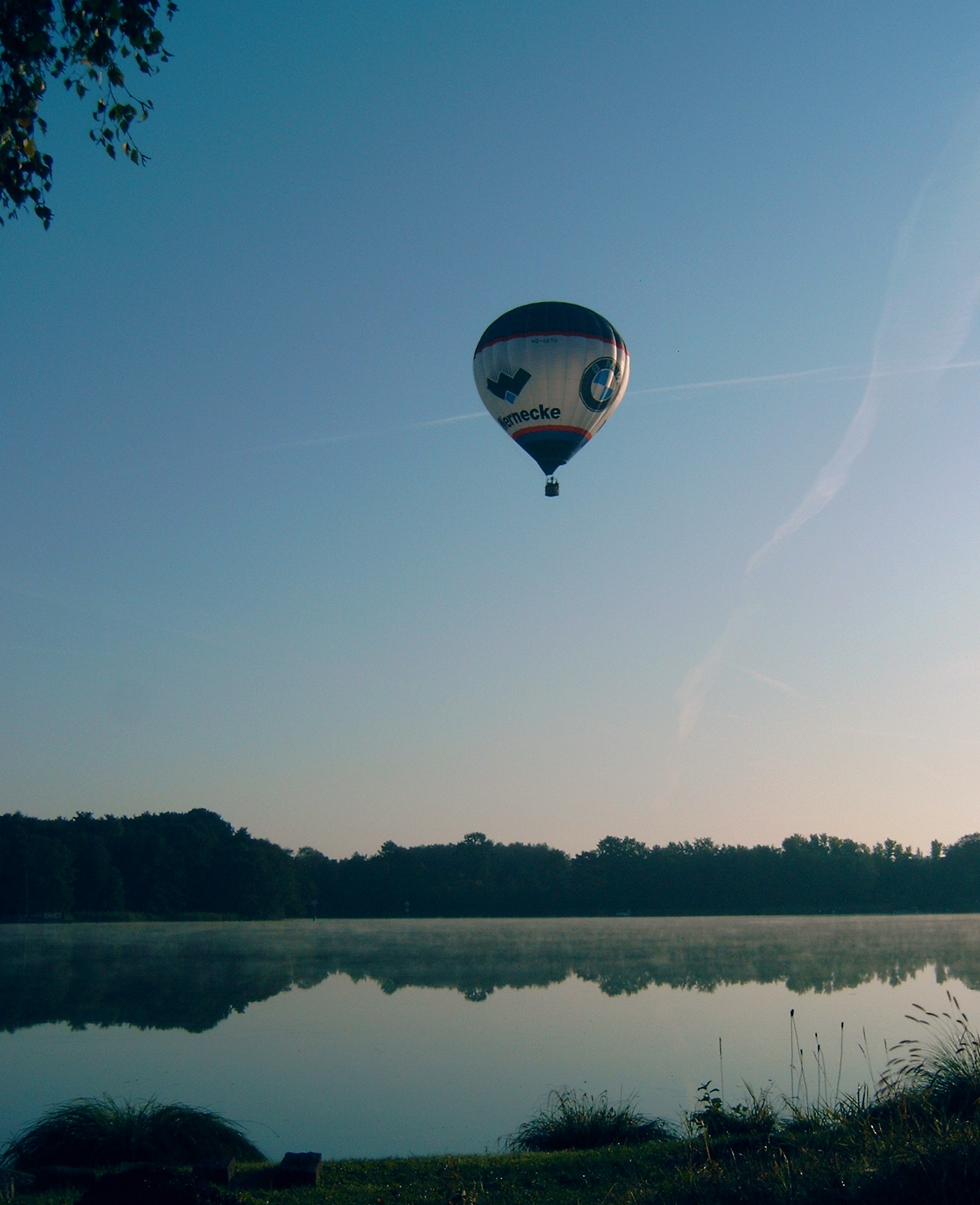Ballon über dem See