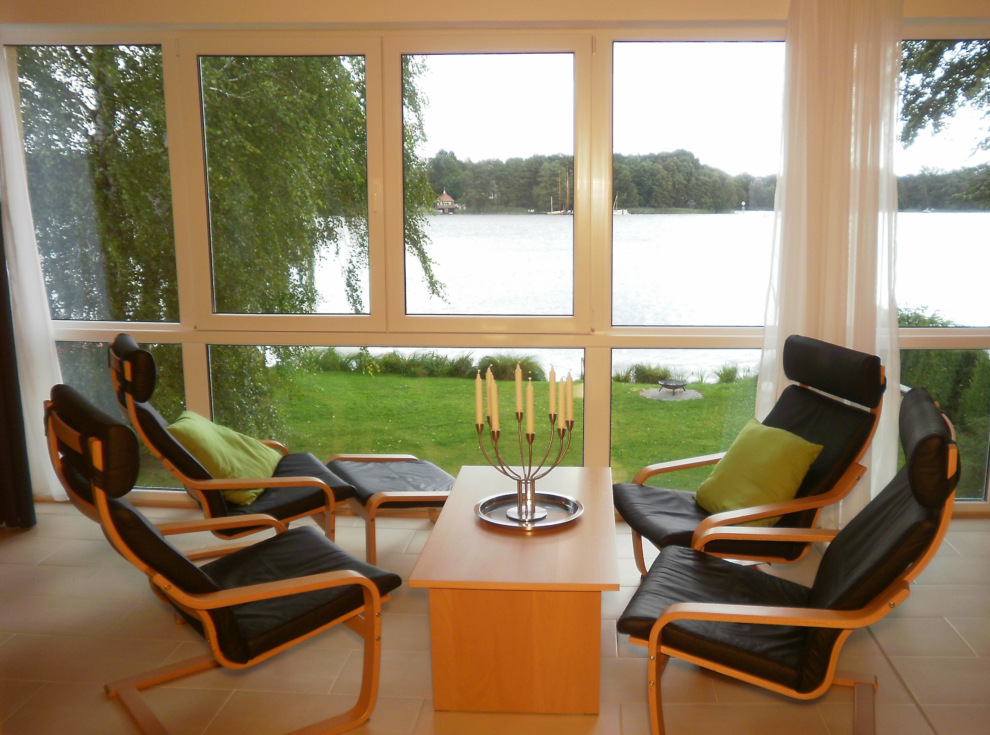 Ferienhaus Drei am Zemminsee, Wohnung Obergeschoss, Aussicht aus dem Wohnzimmer auf den See