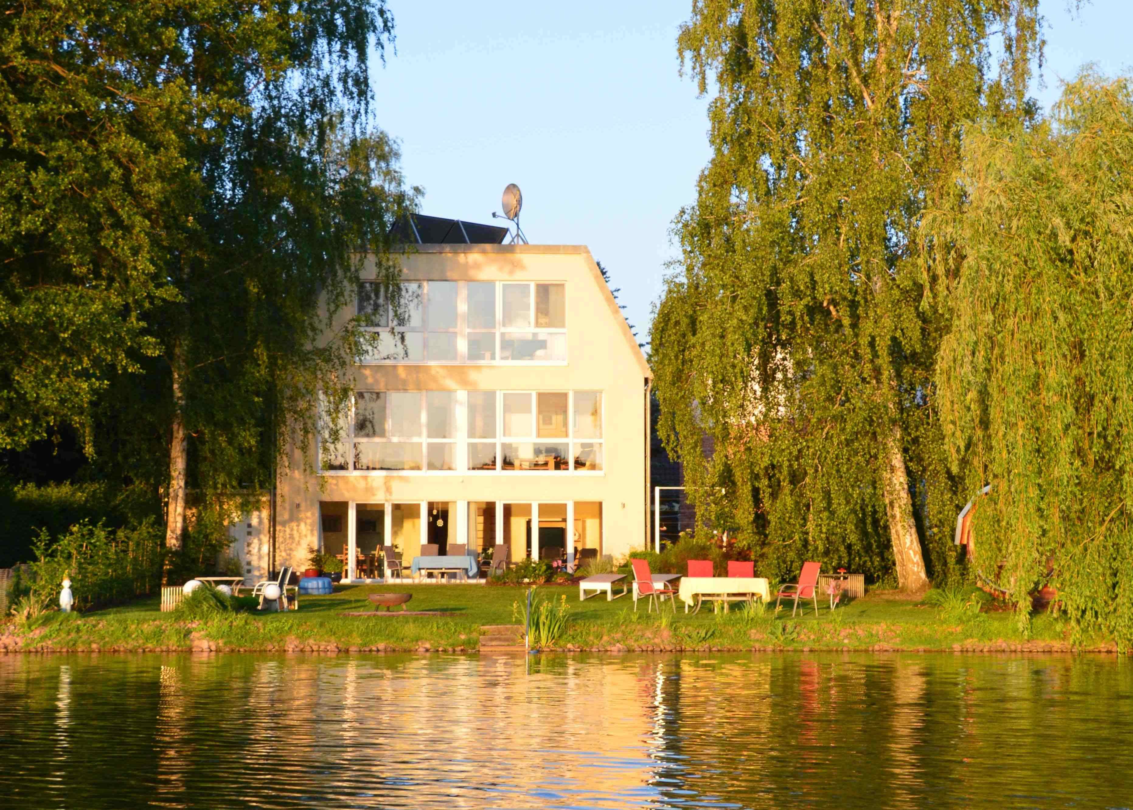 Haus Drei am Zemminsee, Ansicht Seeseite mit der Liegewiese und dem Seeufer